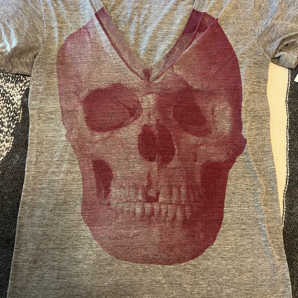 VATO Los Angeles Heather Gray Skull Graphic V-Neck T-Shirt Red Burgundy S